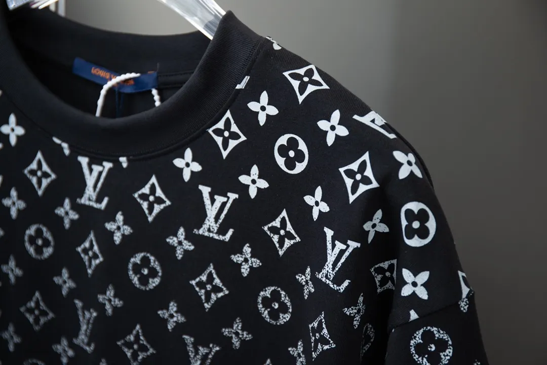 🅿️180 High-quality Lv 2025 early spring new model, MONOGRAM presbyopic gradient short-sleeved T-shirt, using digital printing technology to render pixel light and shadow for the Monogram gradient pattern, and its silk-screen texture and knitting effect complement each other. Synchronized with the official website, pure cotton fabrics at the counter! Comfortable against the skin, durable and easy to wear, meticulous original craftsmanship, custom-made 260g vat-dyed fabric, very comfortable to the touch, latest brick cabinet synchronization, OS off-shoulder version, fashionable and individual, super versatile and good-looking, very suitable for both men and women, must-have style, hang tag, collar label, washed wheat, complete with three labels S M L XL